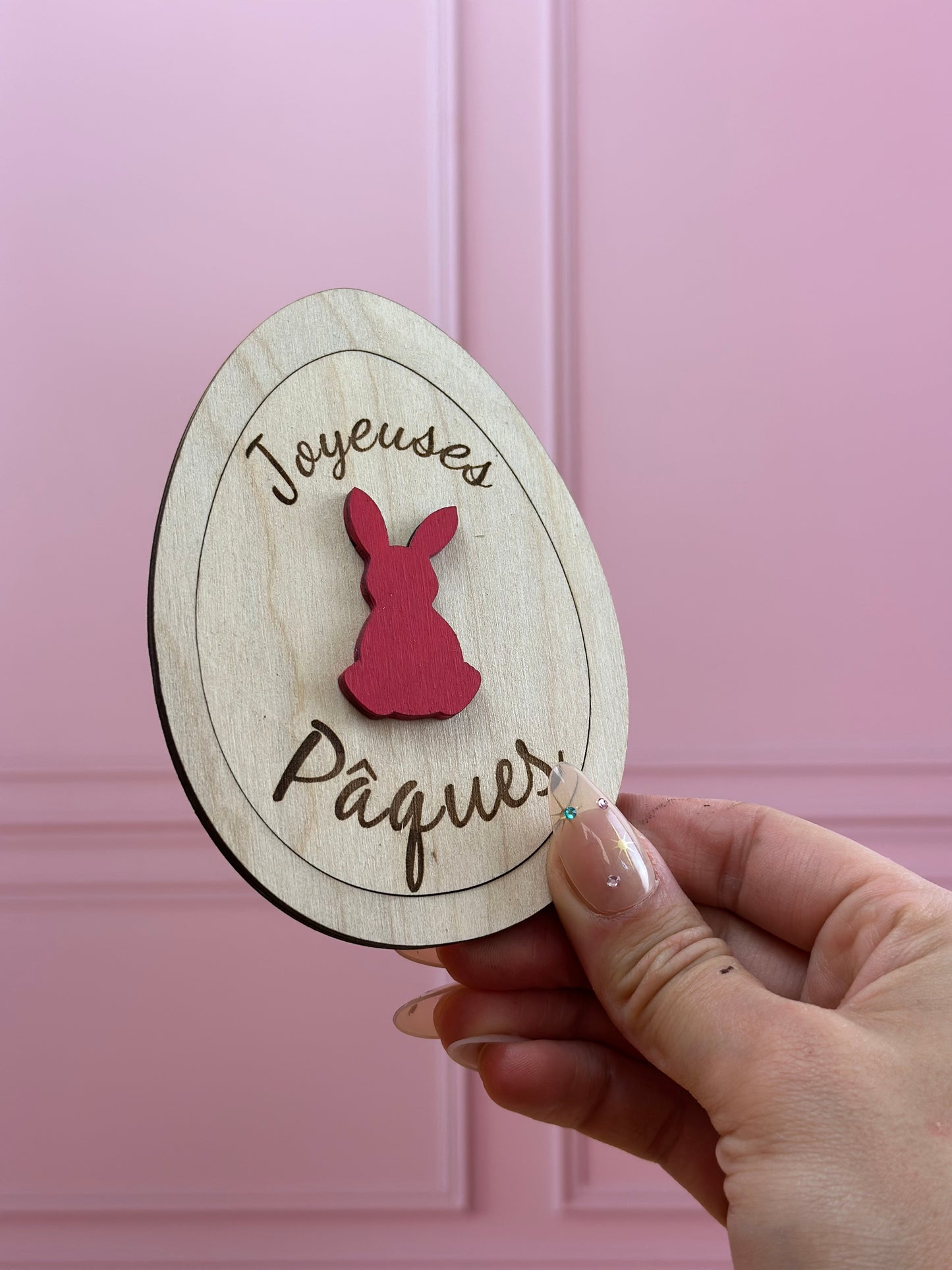 annonce grossesse en forme d'oeuf avec couvercle joyeuses Pâques et message gravé caché : surprise, bientôt papa