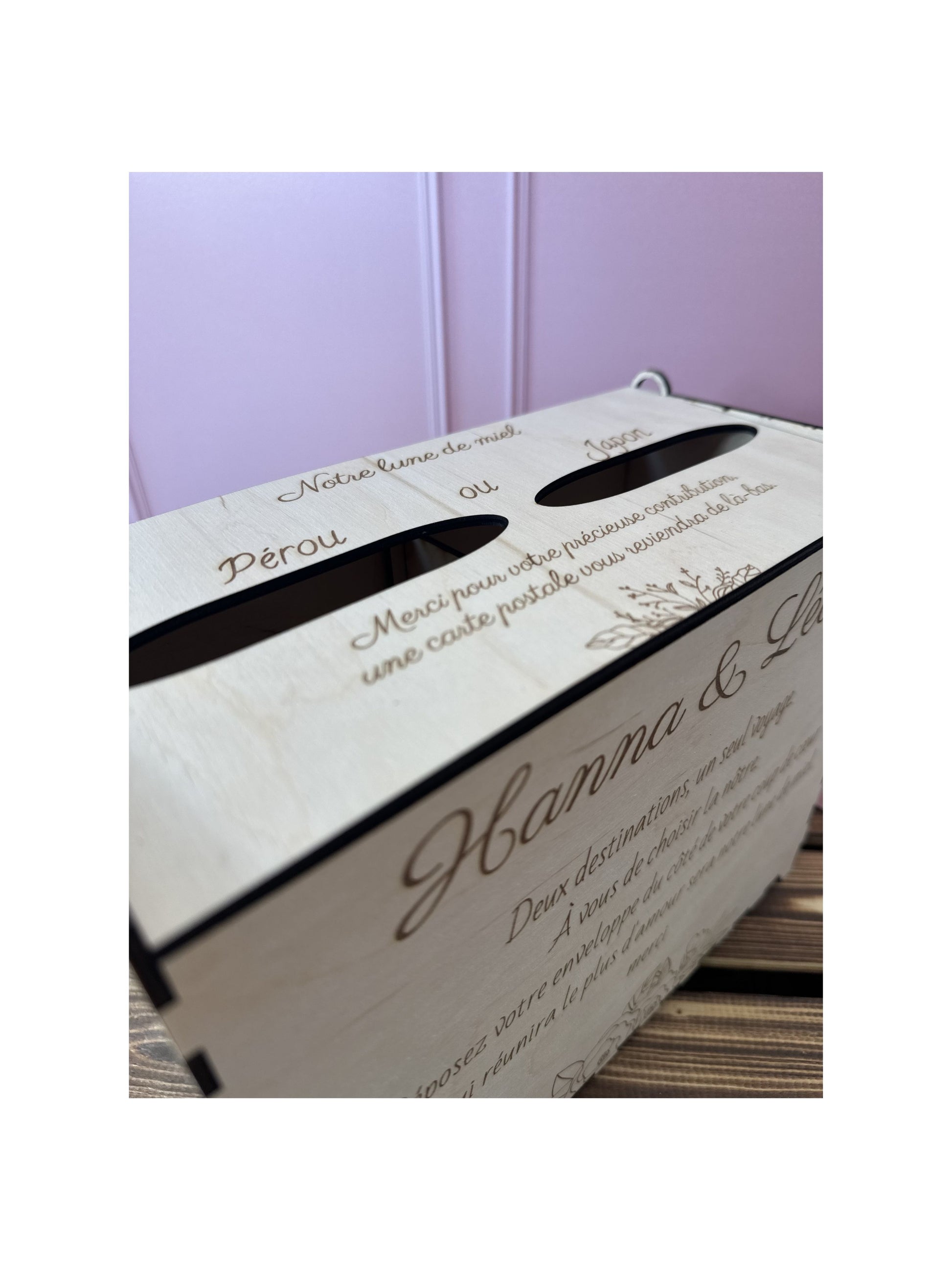 urne en bois personnalisée pour le mariage d'Hanna & Léon avec un message personnalisé gravé dessus et 2 entrées "Pérou ou japon", urne en kit à monter soi même