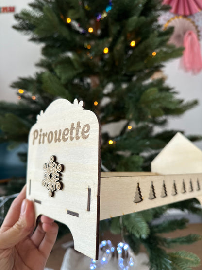 “Lit de lutin farceur en bois personnalisé – accessoire Elf on the Shelf – décor Noël enfant.