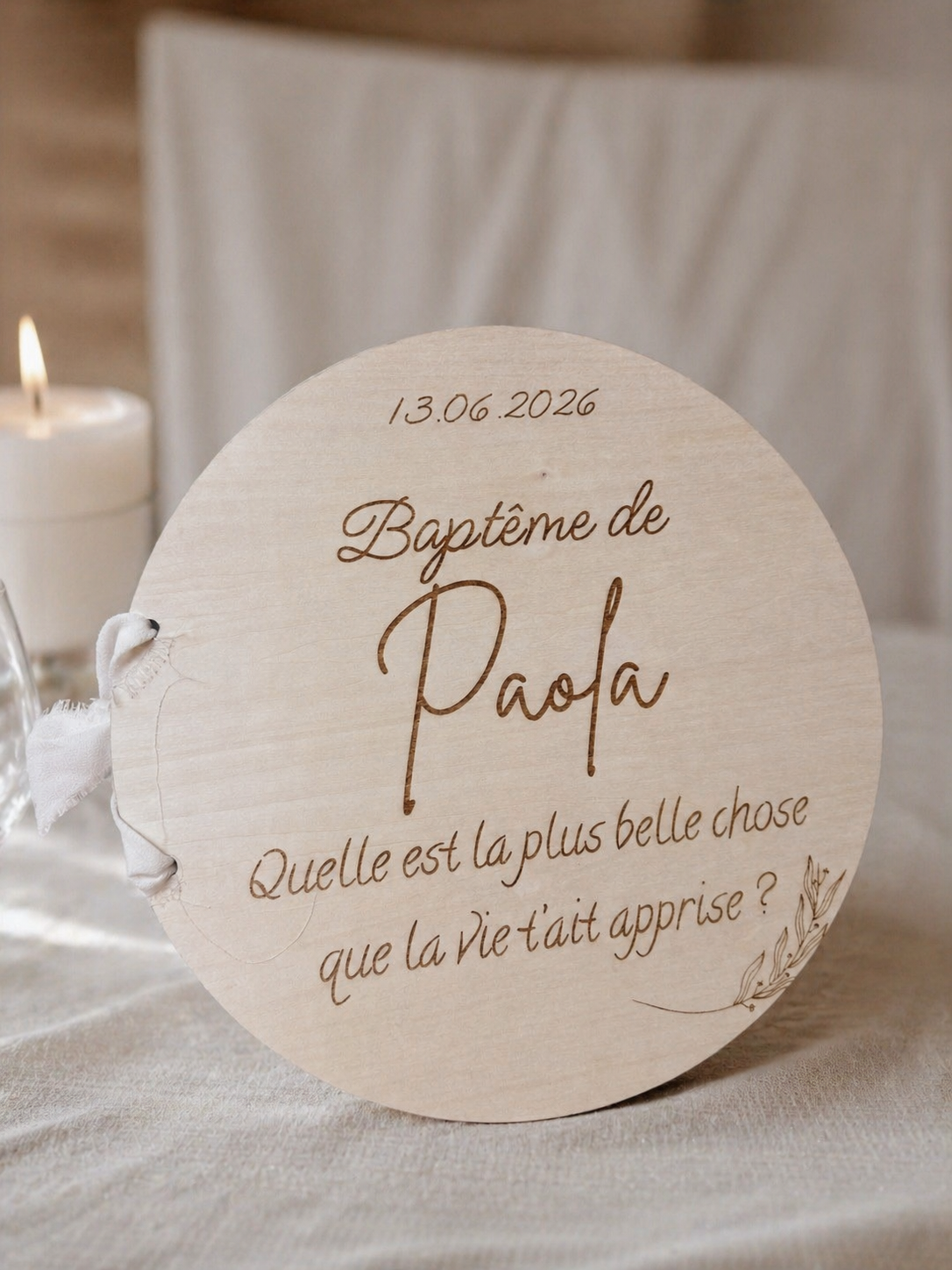 livre d'or baptême personnalisé avec un message ou une question gravé sur bois "baptême de Paola - quelle est la plus belle chose que la vie t'ait apprise ?" livre d'or décoré de motifs végétaux