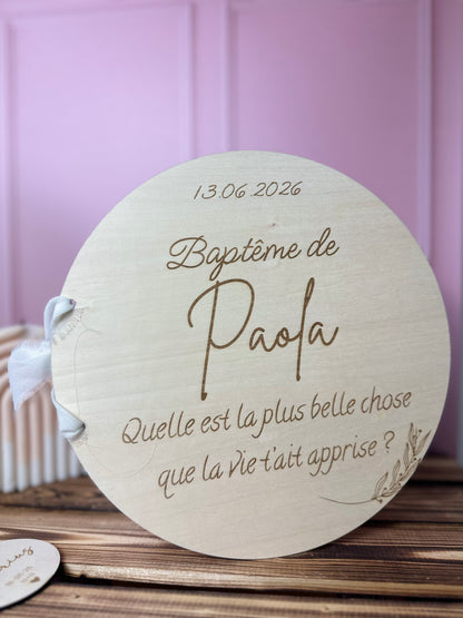 livre d'or rond pour baptême personnalisé avec un une gravure sur bois "baptême de Paola - quelle est la plus belle chose que la vie t'ait apprise ?" livre d'or décoré de motifs végétaux