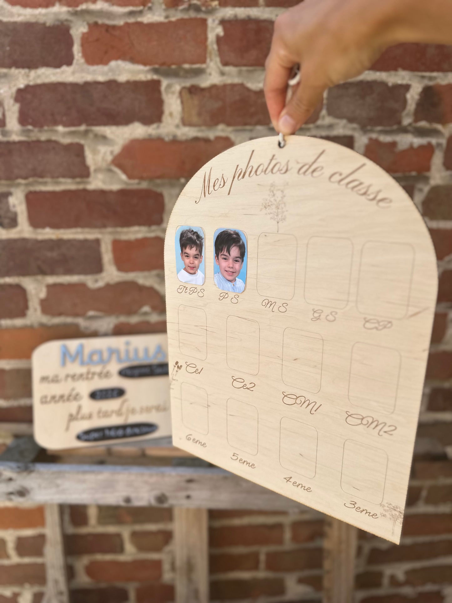 pancarte en bois personnalisée avec des emplacement pour coller le portrait de l'enfant chaque année scolaire de la toute petite section à la 3eme
