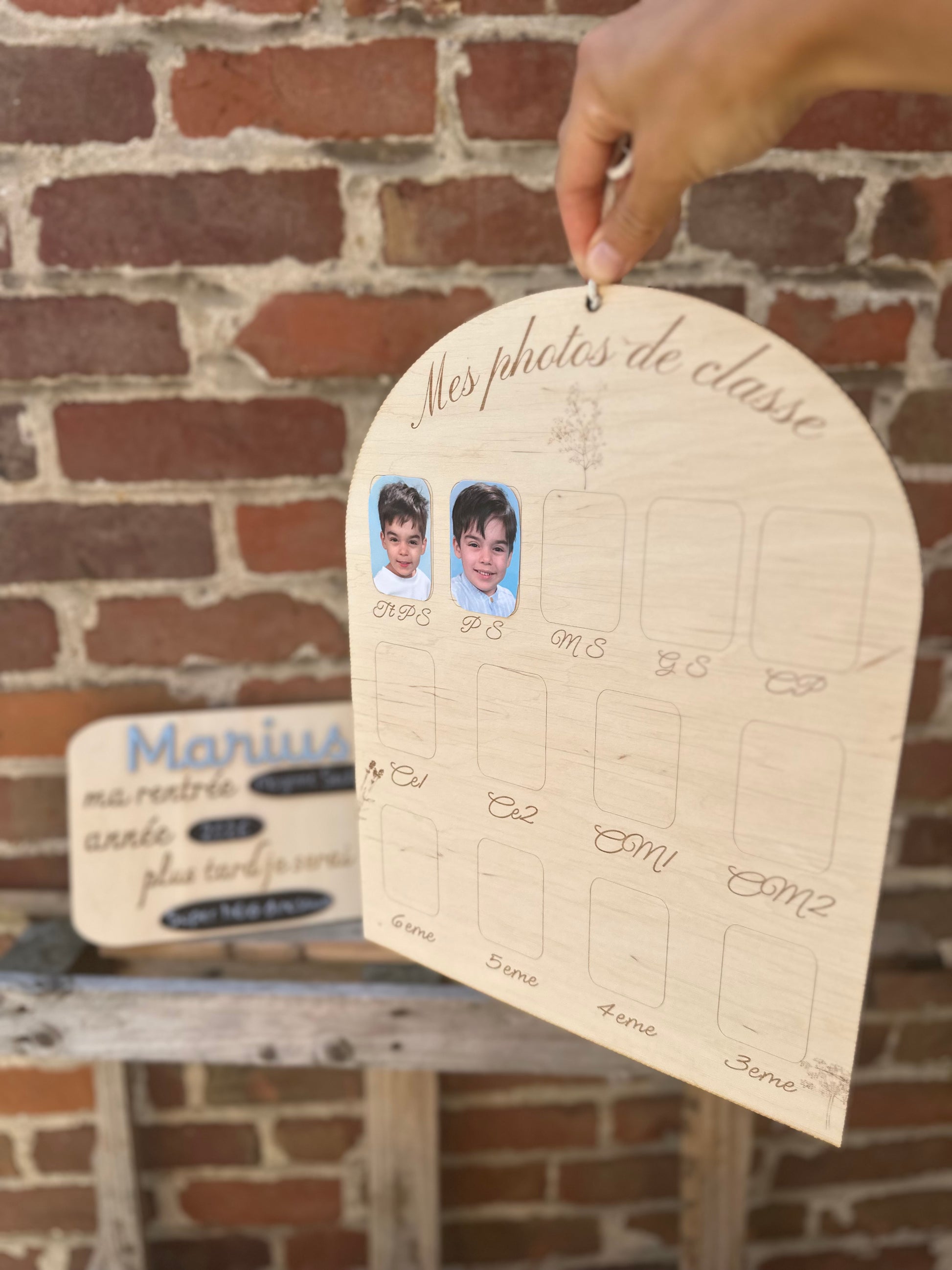 pancarte en bois personnalisée avec des emplacement pour coller le portrait de l'enfant chaque année scolaire de la toute petite section à la 3eme
