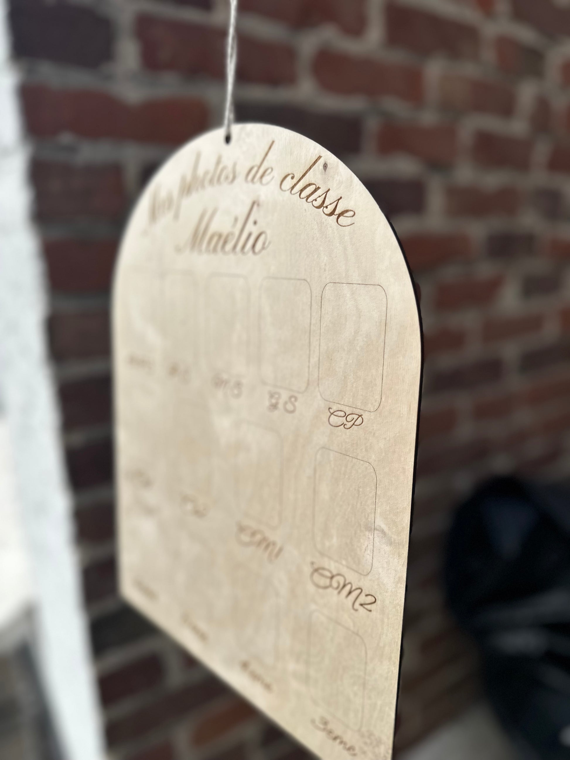 panneau en bois personnalisé avec prénom enfant pour coller les portraits de classe
