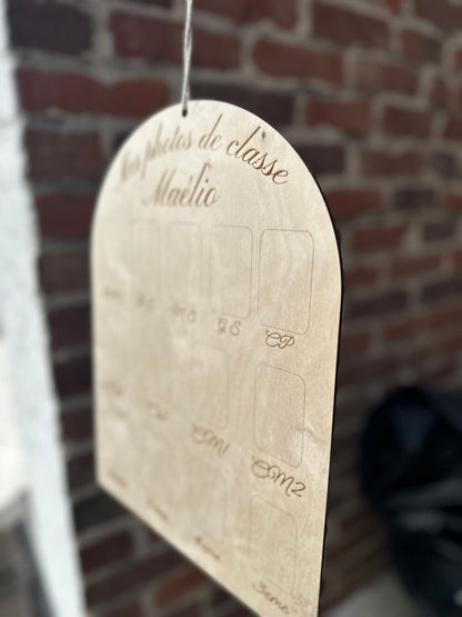 panneau en bois personnalisé avec prénom enfant pour coller les portraits de classe
