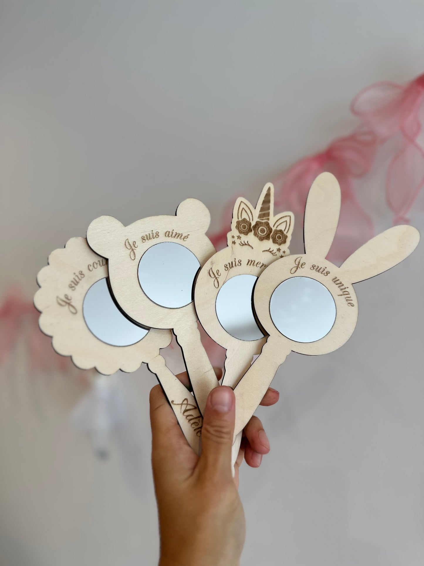 miroirs avec manches tenus par une main : gravés de mantra et forme animaux