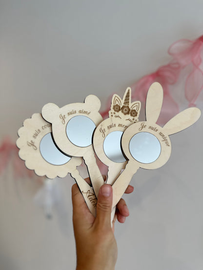 miroirs avec manches tenus par une main : gravés de mantra et forme animaux
