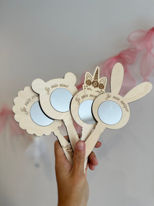 miroirs avec manches tenus par une main : gravés de mantra et forme animaux