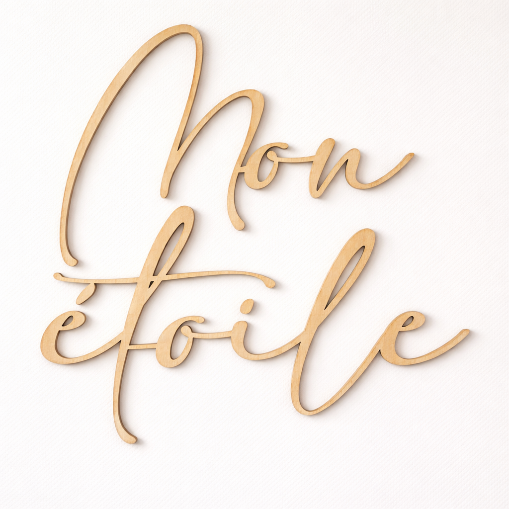 Phrase murale personnalisée en bois clair fixée sur un mur blanc, hauteur de lettre 25 cm, décoration douce pour chambre bébé ou maison. "mon étoile"