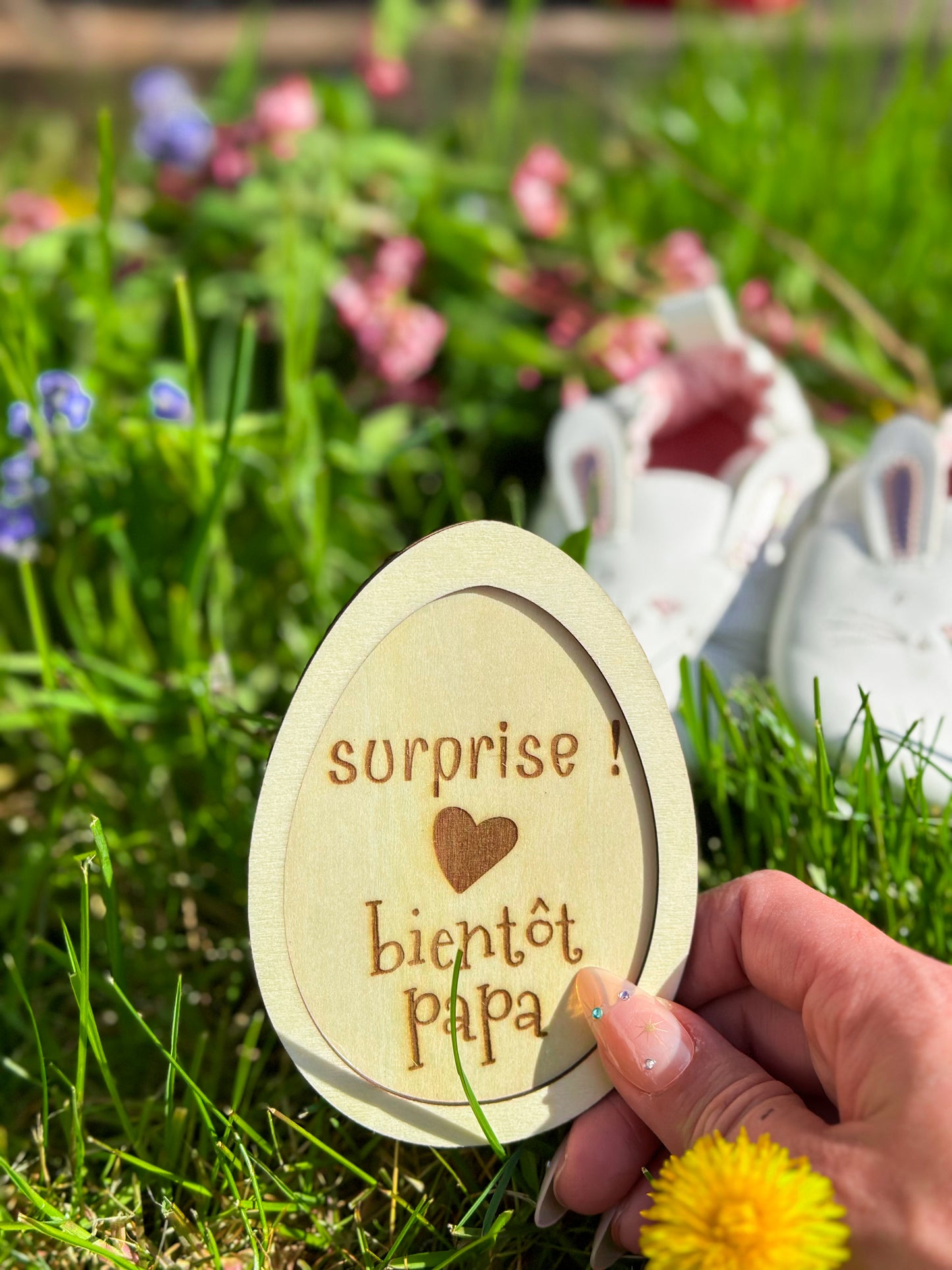 annonce grossesse en forme d'oeuf avec couvercle joyeuses Pâques et message gravé caché : surprise, bientôt papa