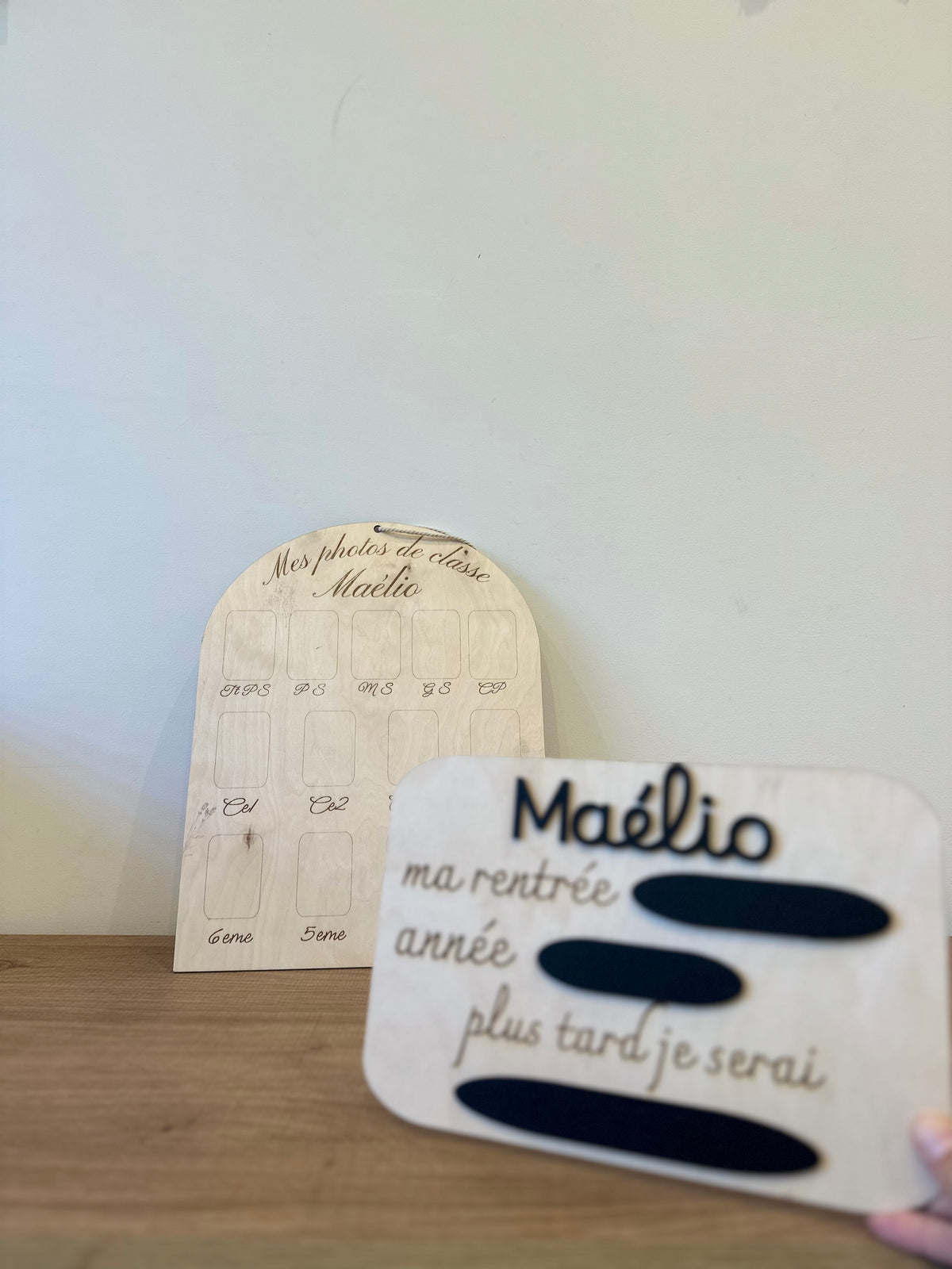 Pack Rentrée des Classes en bois : pancarte prénom et panneau photos de classe personnalisés, Chou Rose