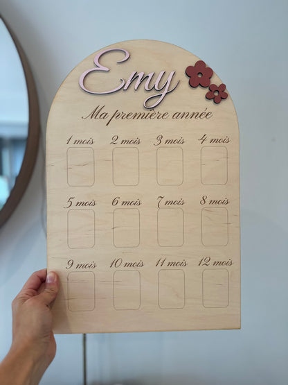 pancarte en bois ma première année personnalisée avec le prénom de bébé peint en rose "Eme" et 2 fleurs en terracota