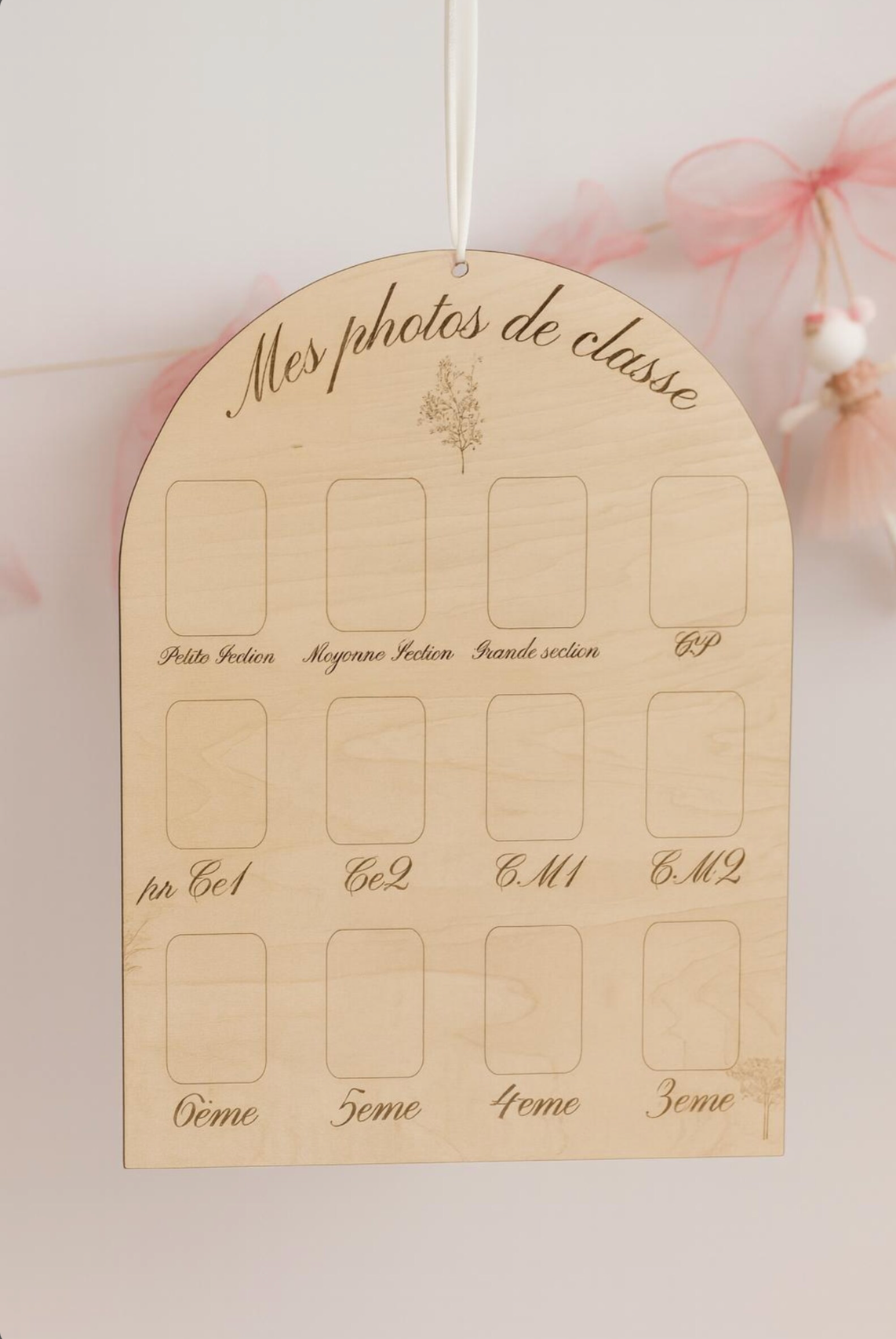 panneau mes photos de classe en bois pour souvenirs d'écoles en forme d'arche et percé et suspendu par une corde. Motifs végétaux gravés et 12 emplacements avec les niveaux de classe gravés