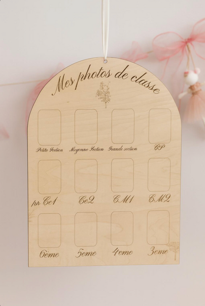 panneau mes photos de classe en bois pour souvenirs d'écoles en forme d'arche et percé et suspendu par une corde. Motifs végétaux gravés et 12 emplacements avec les niveaux de classe gravés