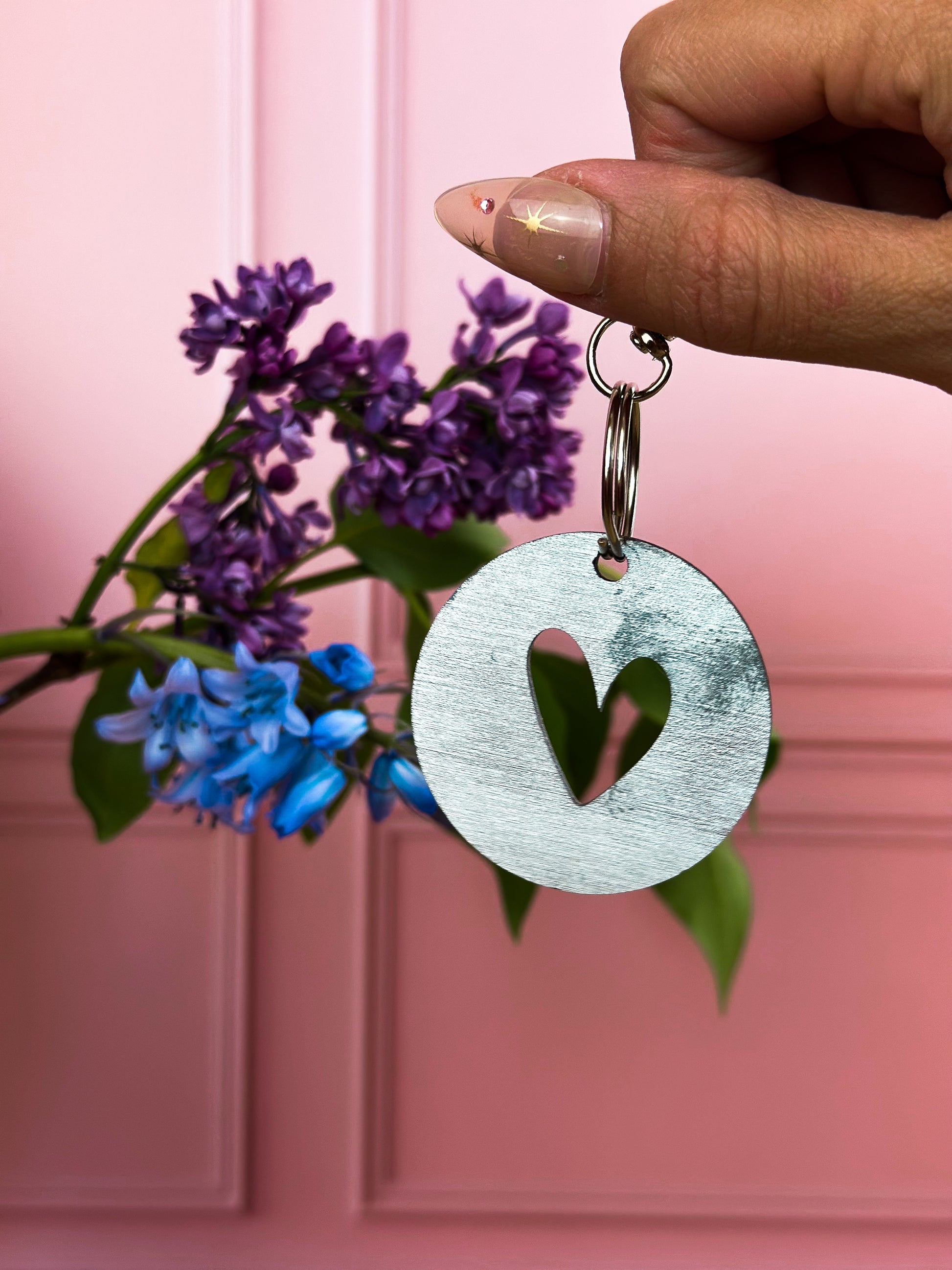idée cadeau fête des mères : un porte clef ronc avec ubn coeur percé et le message gravé wondermama