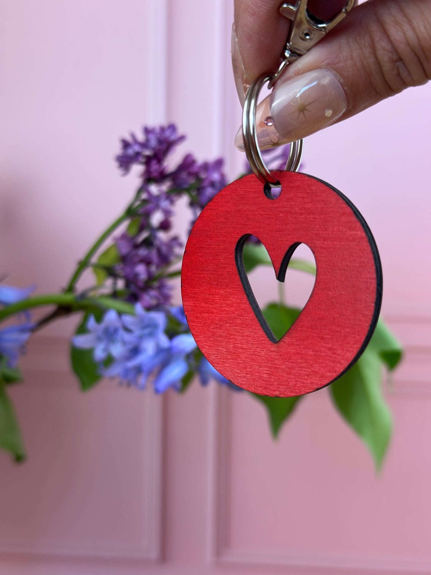 cadeau idéal pour la fête des mères : un porte clef rouge avec coeur percé et message gravé : wondermama