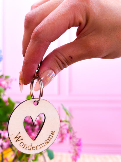 porte clef en bois gravé wondermama coeur, fête des mères