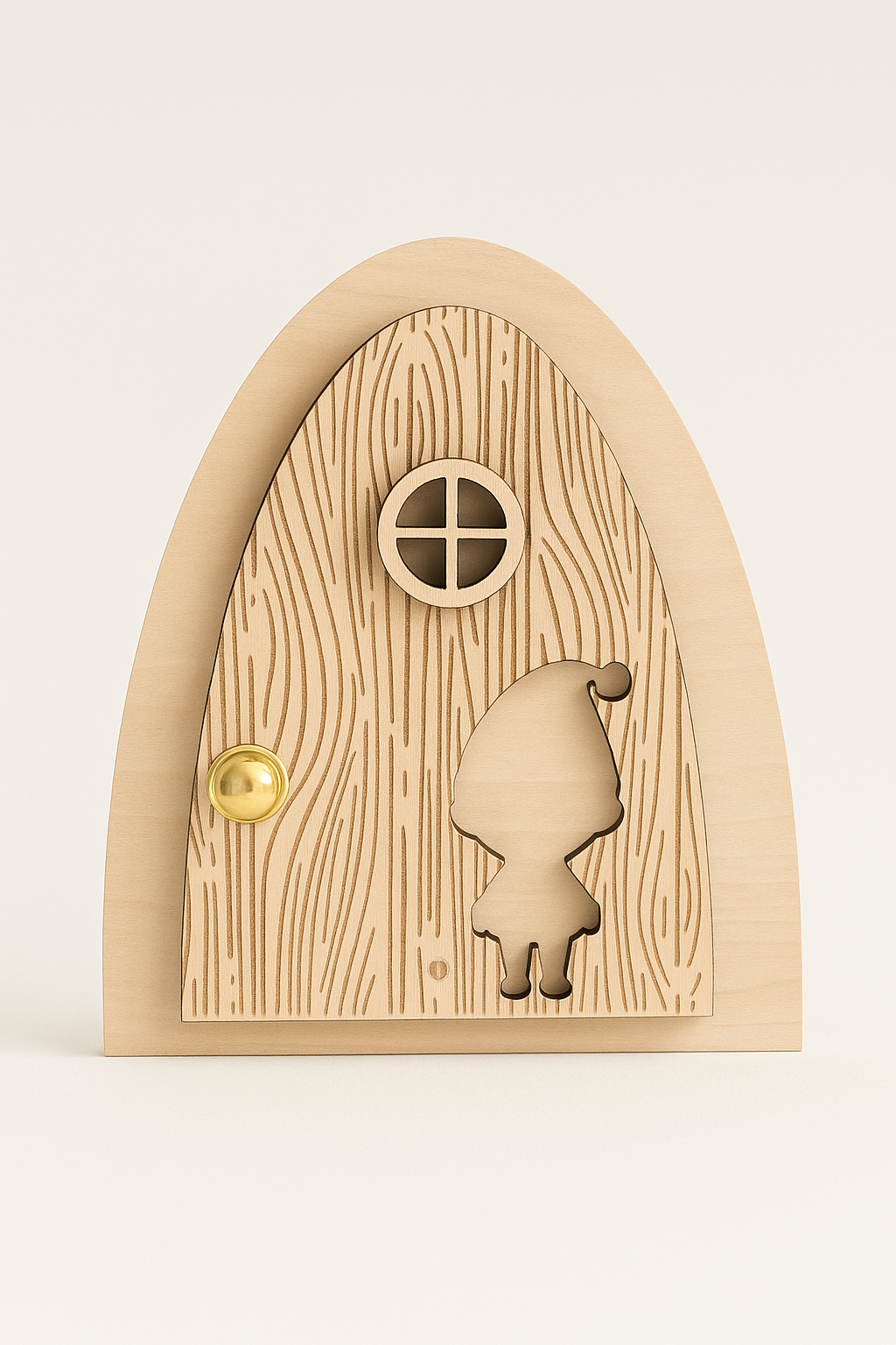 Porte de lutin farceur en bois, forme arrondie, avec silhouette de lutin gravée et petite poignée dorée, sur fond blanc.