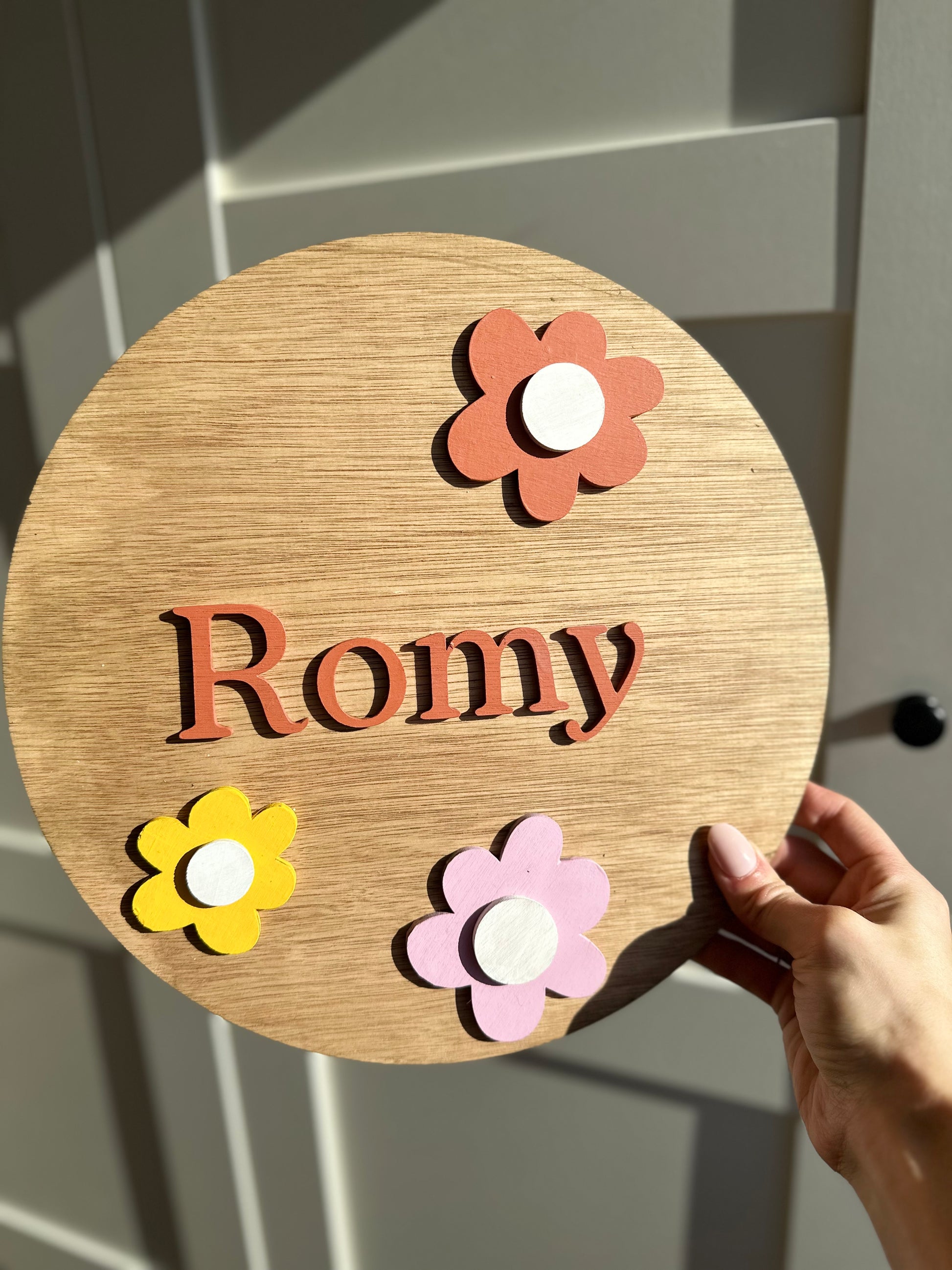 joli disque en bois vernis personnalisé avec le prénom de bébé pour décorer sa chambre fleurs