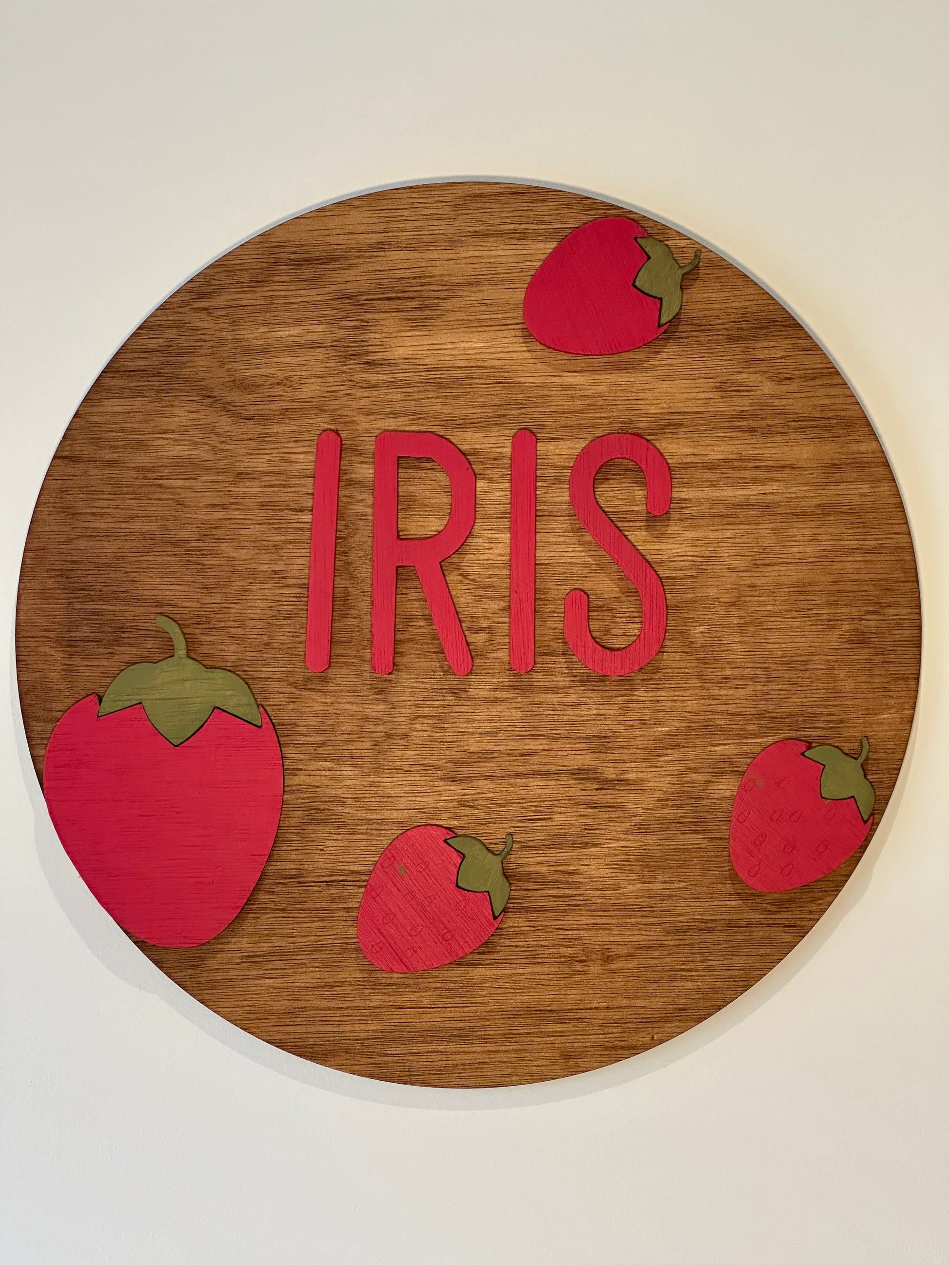 disque en bois vernis avec prénom fixé et fraises
