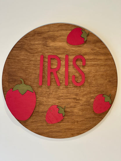 disque en bois vernis avec prénom fixé et fraises