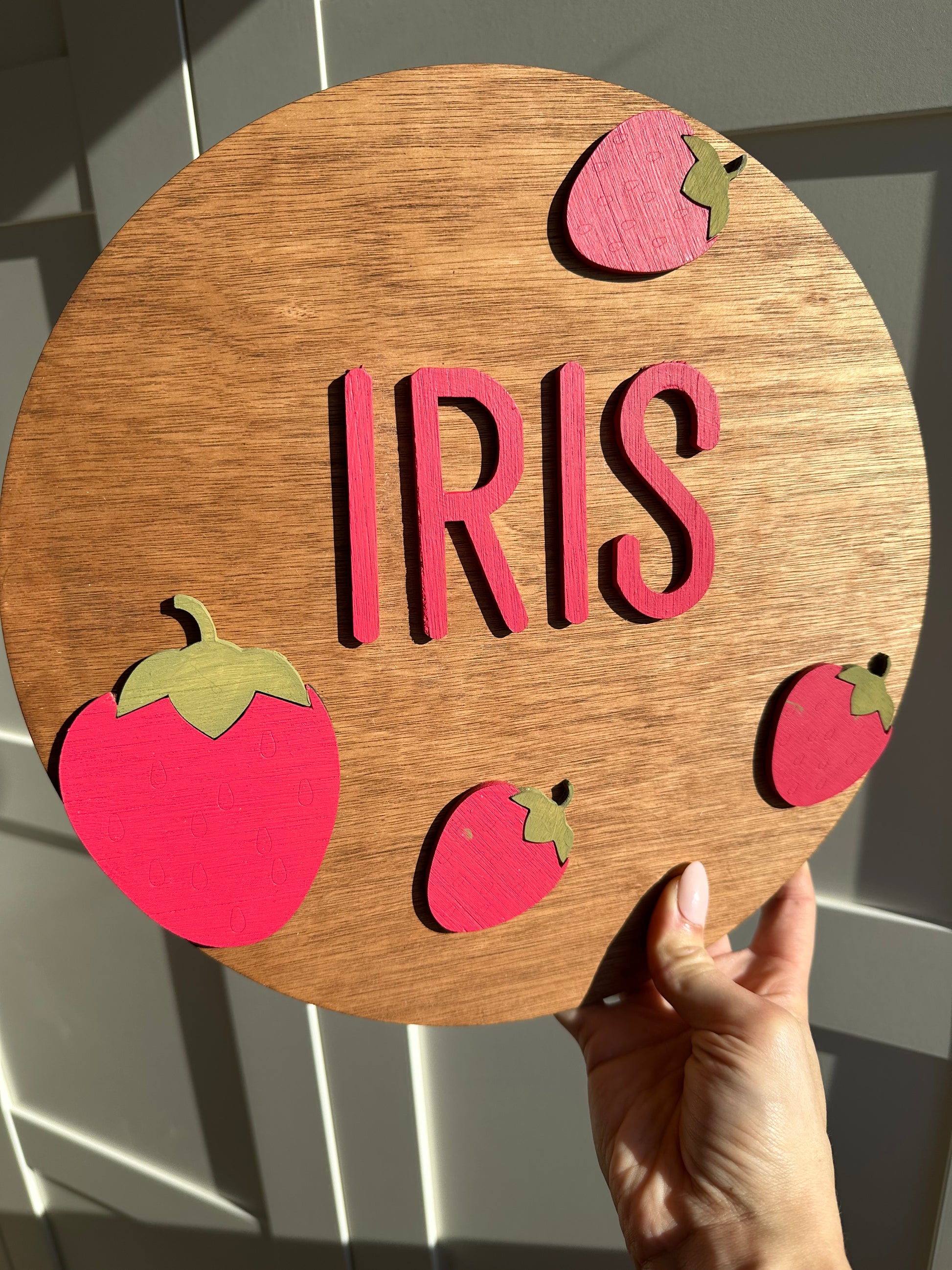 disque en bois vernis avec prénom fixé et fraises