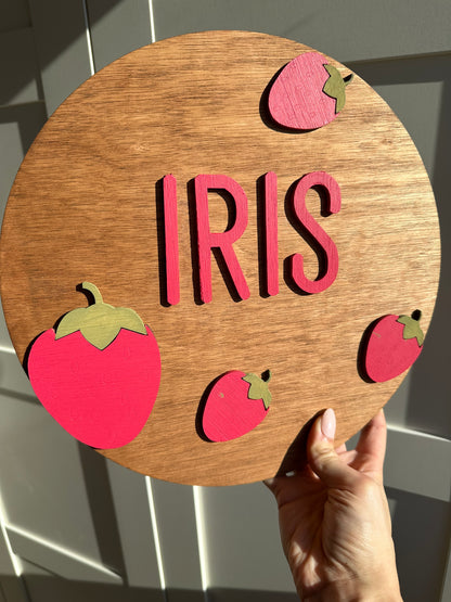 disque en bois vernis avec prénom fixé et fraises