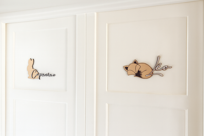 Prénom en bois personnalisé – Silhouette lapin | Décoration murale chambre bébé
Aaccroché sur une porte "Capucine" dix en 3 d sur le lapin et, à côté, "Léo" fixé sur le renard