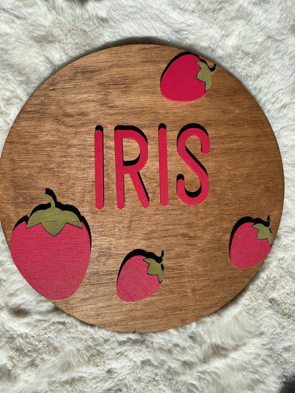 disque en bois vernis avec prénom fixé et fraises