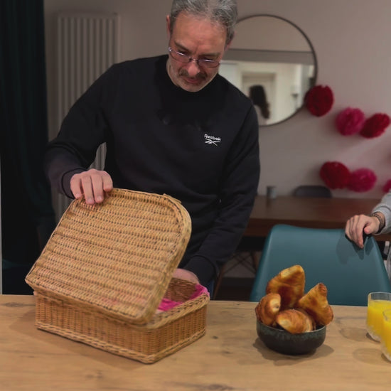 papa découvre la carte et le test de grossesse