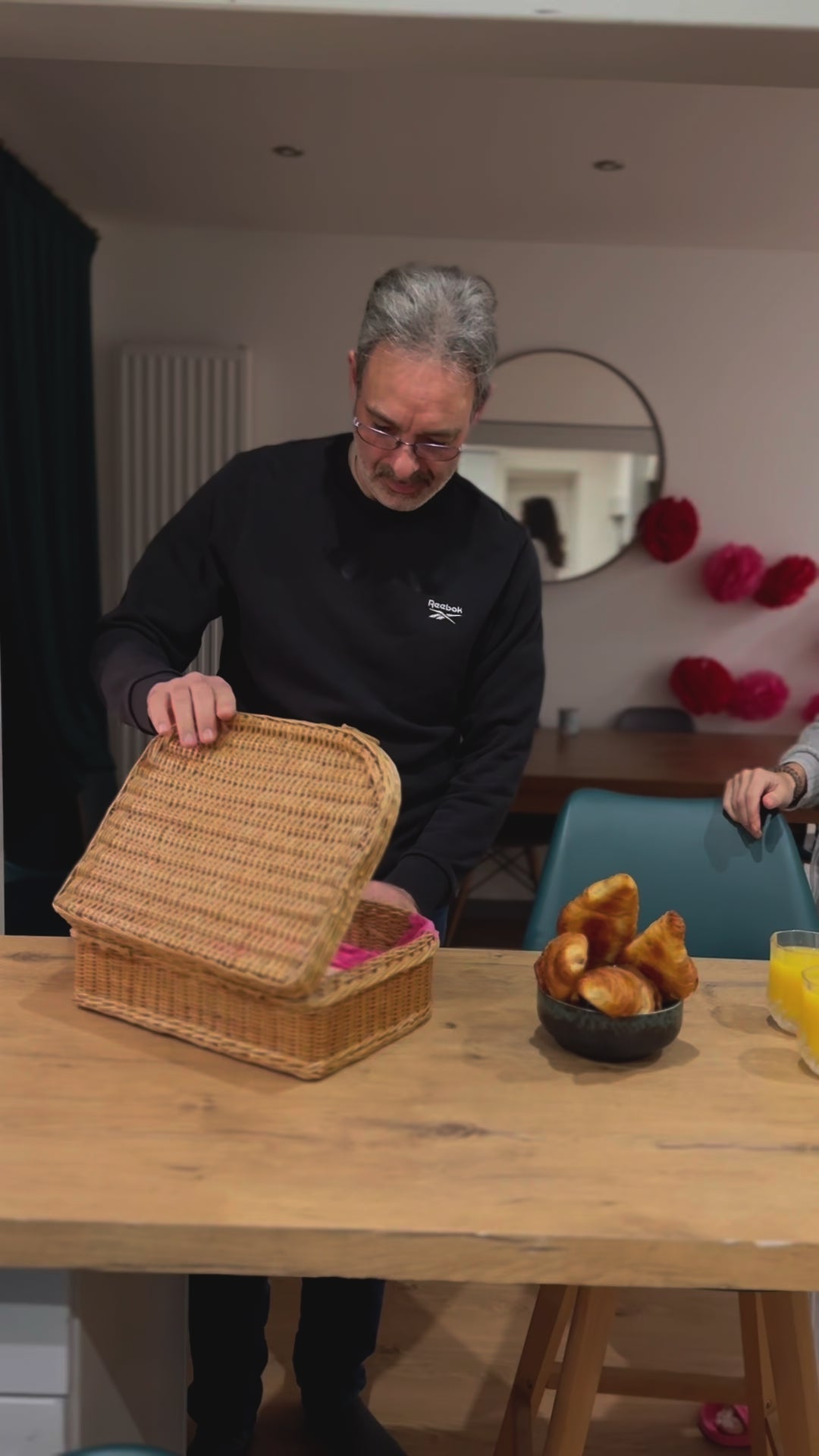 papa découvre la carte et le test de grossesse