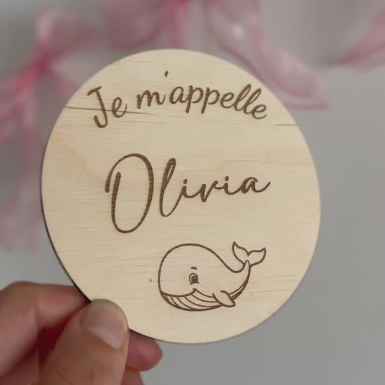 petit disque en bois gravé "je m'appelle Elicia" avec une petite baleine gravée