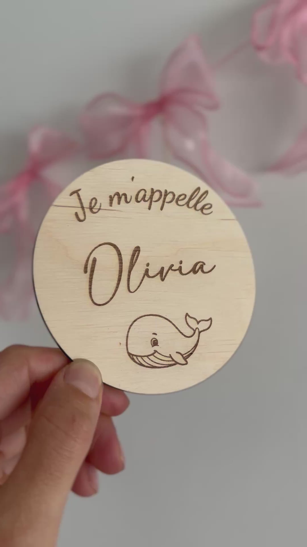 petit disque en bois gravé "je m'appelle Elicia" avec une petite baleine gravée