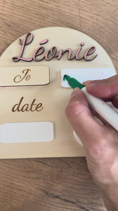 Pancarte étapes bébé personnalisée – en bois et plexi effaçable