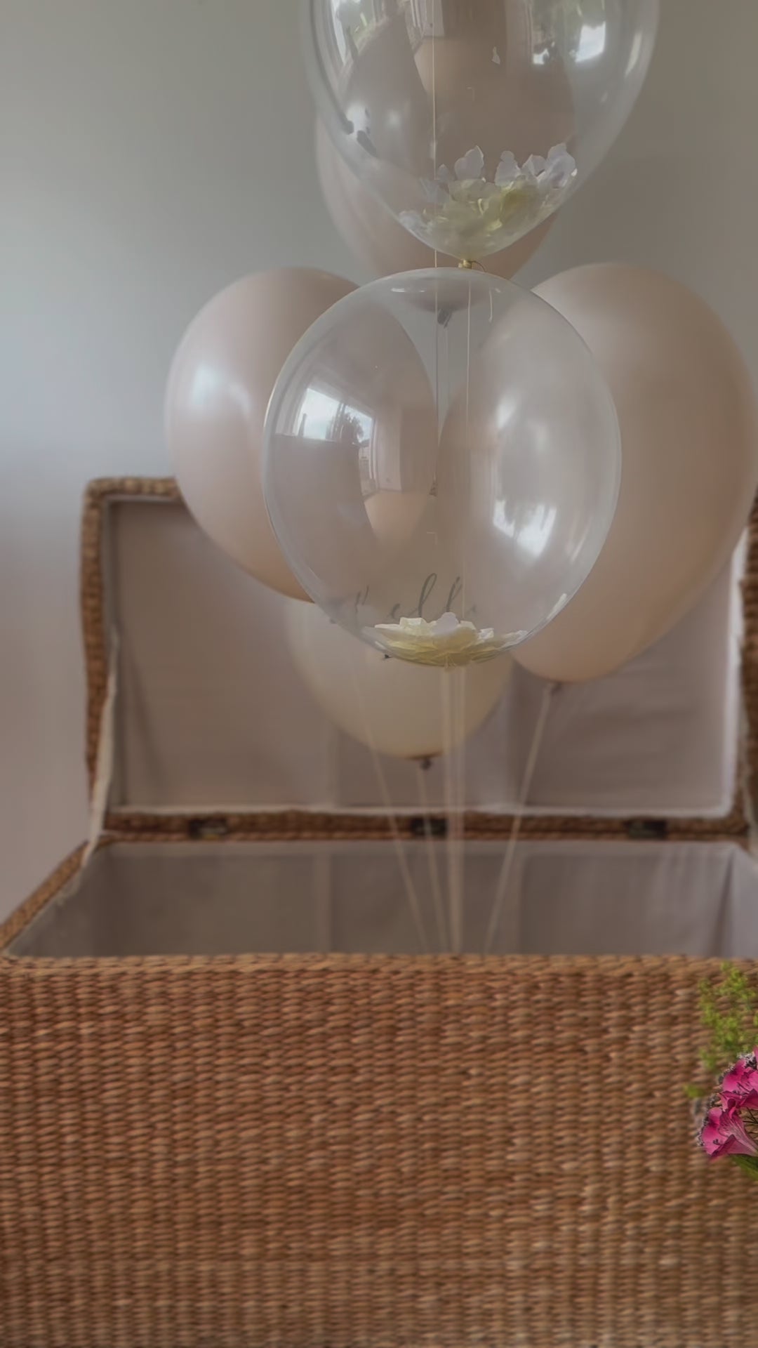 vidéo de la gender reveal "c'est un garçon" : un bouquet de ballons nude s'envolent et, au bout, est suspendu le disque