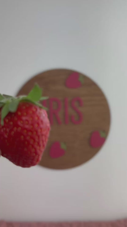 Suspension - Prénom en bois  chambre bébé - Motif fraises