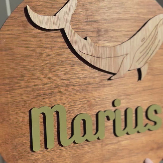 Disque en bois cadeau de naissance avec prénom fixé et baleine