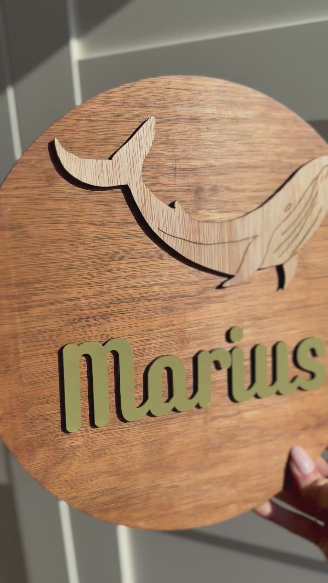 Disque en bois cadeau de naissance avec prénom fixé et baleine
