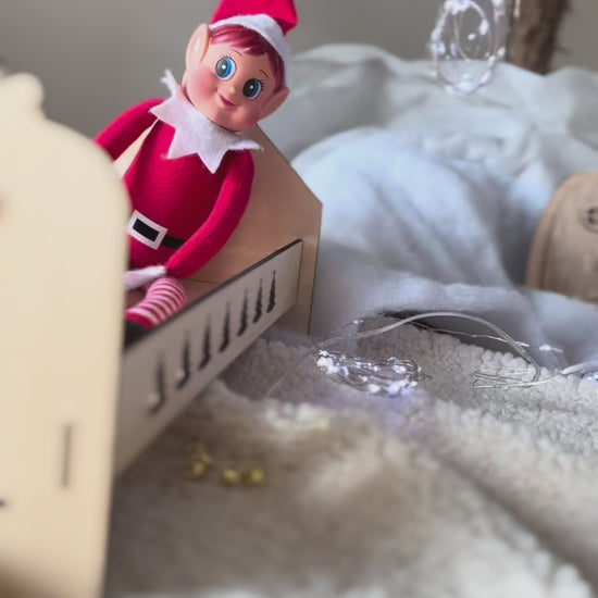 lit du lutin farceur personnalisé avec  prénom du lutin farceur "zygote" et un lutin endormi posé dans le lit monté en kit