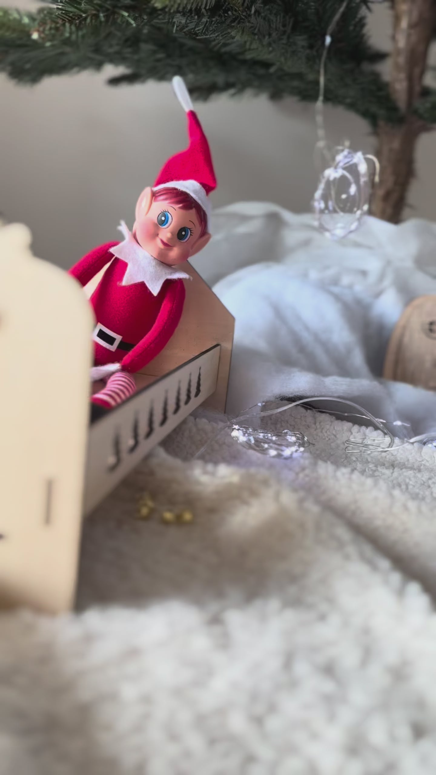 lit du lutin farceur personnalisé avec  prénom du lutin farceur "zygote" et un lutin endormi posé dans le lit monté en kit