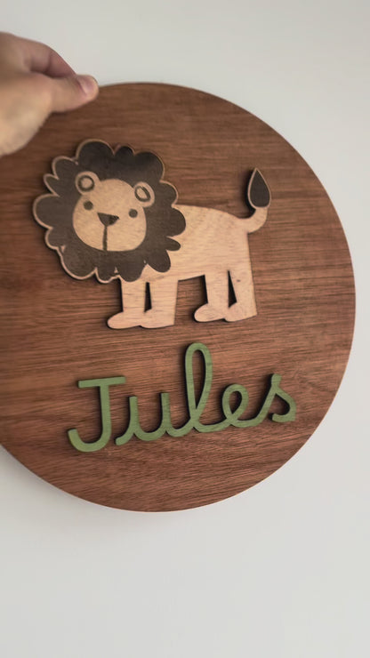 Lion et prénom de bébé : décoration murale