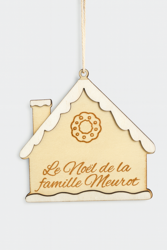 Suspension en bois en forme de maison de Noël avec gravure “Le Noël de la famille Meurot”, décoration personnalisée à suspendre.