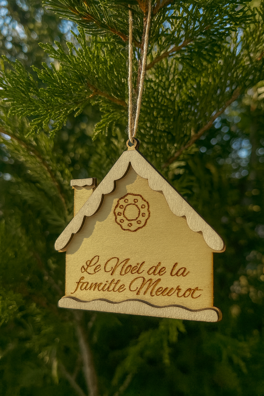 Décoration de Noël personnalisée en bois – maison à suspendre dans le sapin – gravure famille Meurot