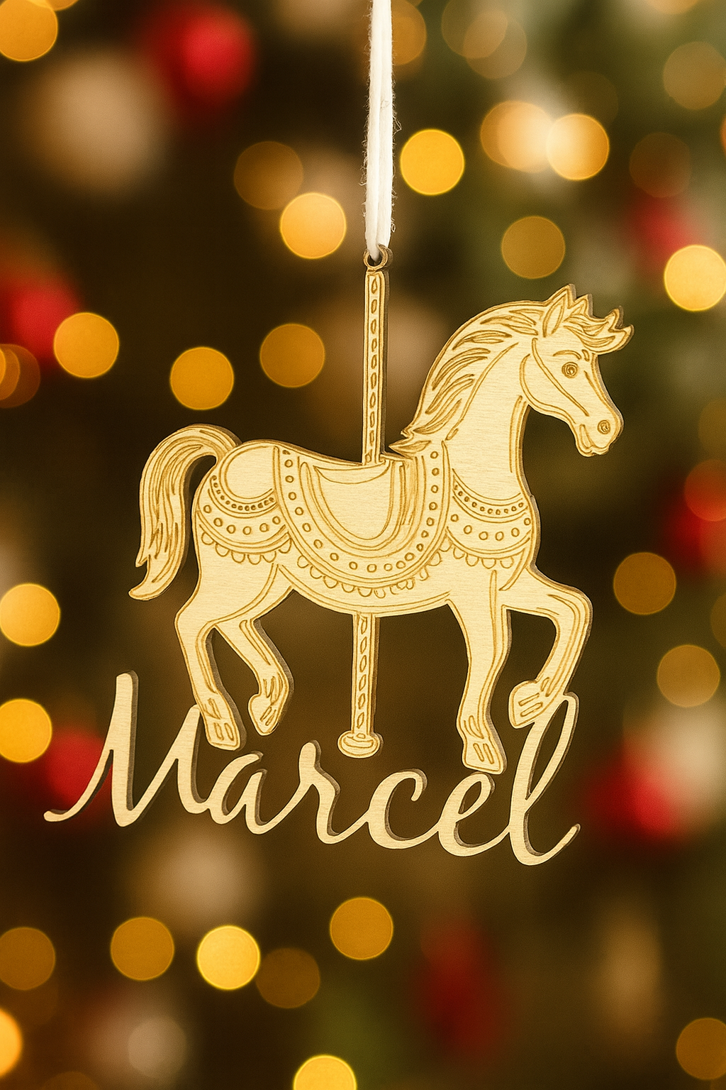 cheval de carrousel en bois personnalisé avec prénom de l'enfant "marcel" et suspendu au sapin