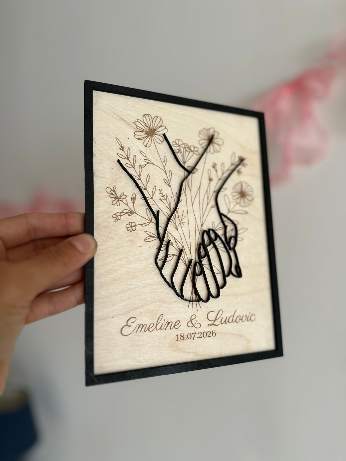 Tableau souvenir mariage gravé en bois avec prénoms et date, cadeau couple personnalisé, Chou Rose