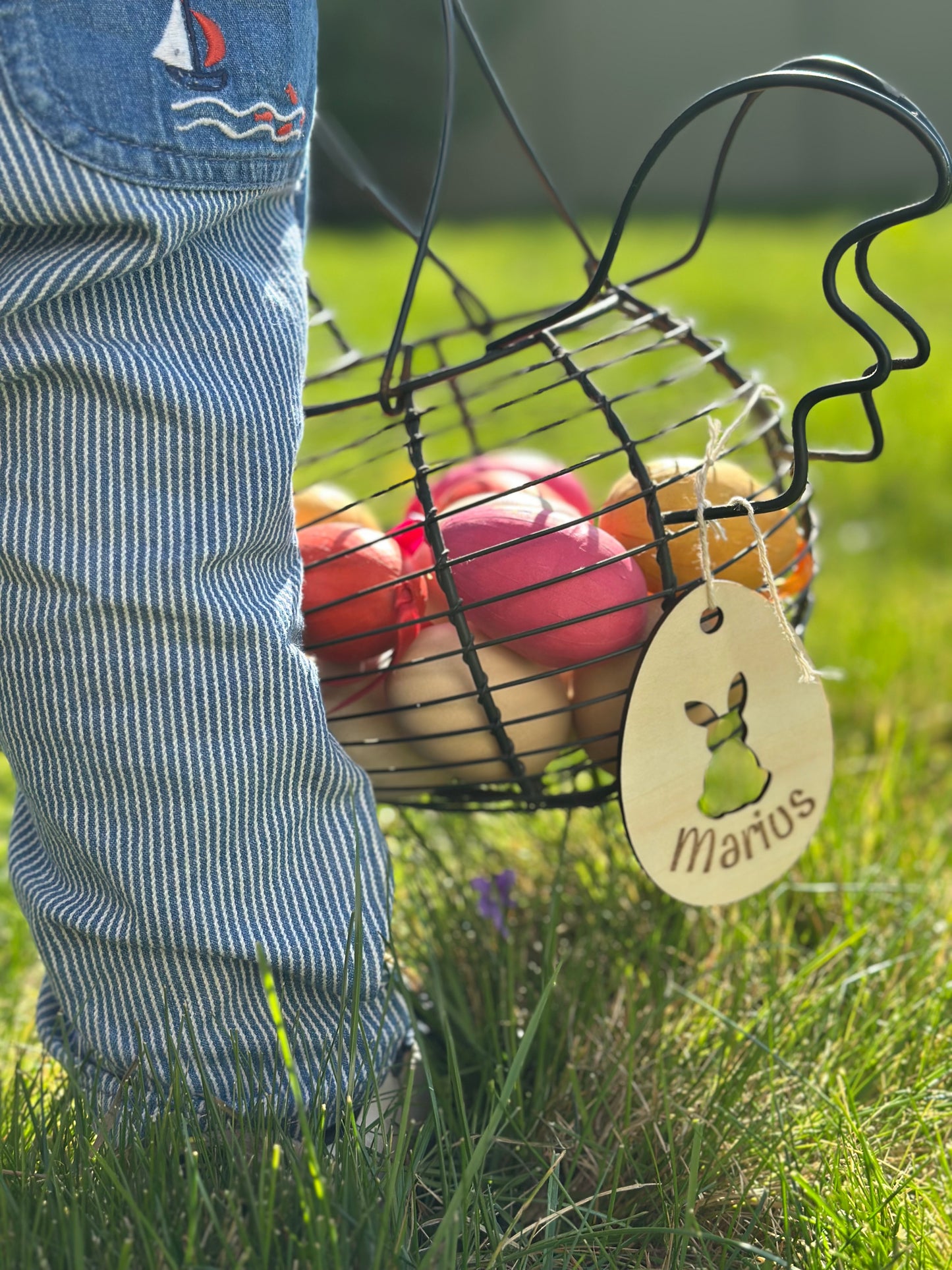 étiquette en bois à accrocher au panier de pâques de votre enfant. Personnalisée aves son préom. Petit trou en forme de lapin. Pour une chasse aux oeufs mémorable. Réutilisable