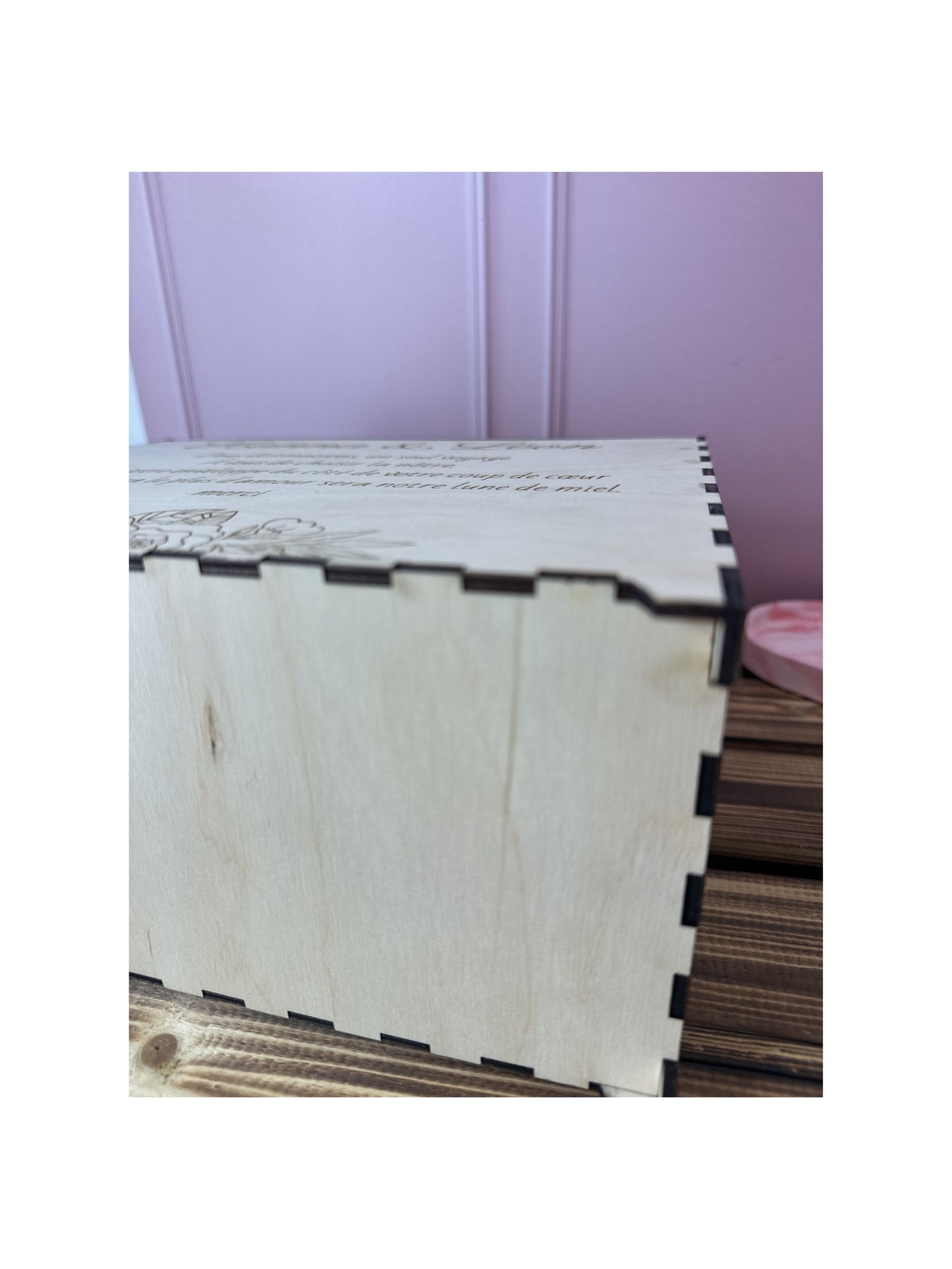 détail de la cagnotte en bois à monter en kit 